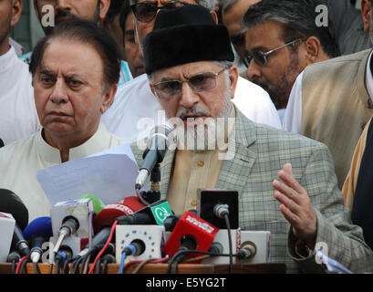 Tahir-ul-Qadri, leader del partito religioso Pakistan Awami League(pat) parla alle persone di media circa un governo anti-rally a Lahore. Tahir-ul-Qadri, ha lanciato la campagna contro Nawaz Sharif e ha accennato ad unirsi Khan's long-marzo. La minaccia di una protesta a livello nazionale dal Tehrik-e-Insaf guidato da cricketer-girato politico Imran Khan, ha fatto pressioni sul governo del Primo Ministro pakistano Nawaz Sharif. © Rana Sajid Hussain/Pacific Press/Alamy Live News Foto Stock