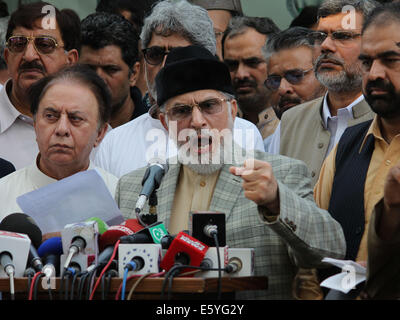 Tahir-ul-Qadri, leader del partito religioso Pakistan Awami League(pat) parla alle persone di media circa un governo anti-rally a Lahore. Tahir-ul-Qadri, ha lanciato la campagna contro Nawaz Sharif e ha accennato ad unirsi Khan's long-marzo. La minaccia di una protesta a livello nazionale dal Tehrik-e-Insaf guidato da cricketer-girato politico Imran Khan, ha fatto pressioni sul governo del Primo Ministro pakistano Nawaz Sharif. © Rana Sajid Hussain/Pacific Press/Alamy Live News Foto Stock