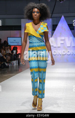 Londra, Regno Unito. 8 agosto, 2014. Modello TIR da indossare Fashion House ultima collezione di vetrine a AFWL 2014 a Londra Olympia di Londra Credito: © Vedere Li/Alamy Live News Foto Stock