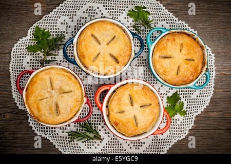 Quattro dimensioni individuali di carne torte pot da sopra Foto Stock