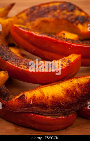 Freschi fette di zucca arrosto con spezie e erbe close up Foto Stock