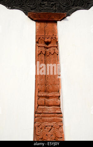 Storico di legno intagliato decorazione su parete in Kathmandu, Nepal capitale Foto Stock