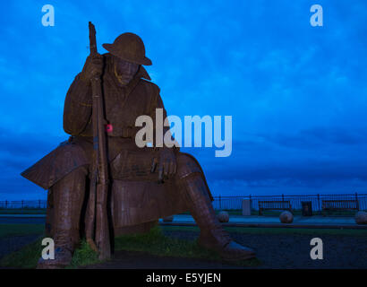 Seaham, County Durham, Regno Unito. Sabato, 9th, Agosto 2014. Soldato di sunrise al termine di una settimana di WW1 centenario eventi. La 9ft 5ins, 1,2 tonnellate di acciaio soldato scultura dell'artista locale Roy Lonsdale, che commemora la fine della prima guerra mondiale, si è messo in mostra sul lungomare a Seaham su 30th, Maggio, 2014. Il pezzo, chiamato '1101', rappresenta una espressione di soldati nei momenti dopo tempo di pace è stata dichiarata a 11am su Novembre 11, 1918. Credito: ALANDAWSONPHOTOGRAPHY/Alamy Live News Foto Stock