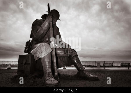 Seaham, County Durham, Regno Unito. Sabato, 9th, Agosto 2014. Soldato di sunrise al termine di una settimana di WW1 centenario eventi. La 9ft 5ins, 1,2 tonnellate di acciaio soldato scultura dell'artista locale Roy Lonsdale, che commemora la fine della prima guerra mondiale, si è messo in mostra sul lungomare a Seaham su 30th, Maggio, 2014. Il pezzo, chiamato '1101', rappresenta una espressione di soldati nei momenti dopo tempo di pace è stata dichiarata a 11am su Novembre 11, 1918. Immagine tonica in Lightroom Credito: ALANDAWSONPHOTOGRAPHY/Alamy Live News Foto Stock