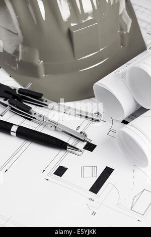 Ingegnere worplace con blueprint, bussola, penna e casco di sicurezza Foto Stock