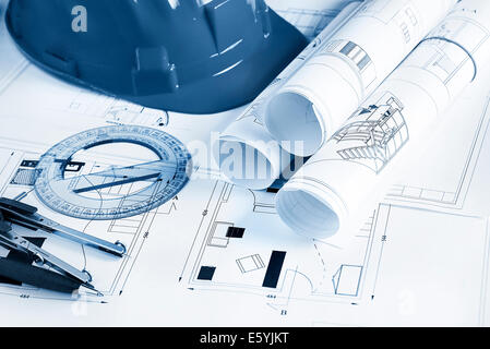Ingegnere worplace con blueprint, bussola, penna, goniometro e casco di protezione Foto Stock