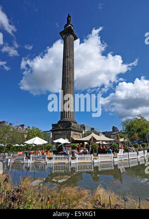 Visitatori gustando un drink sotto il Monumento di Melville al festival di Edimburgo a St Andrew Square a Edimburgo in Scozia Foto Stock