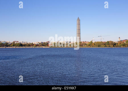 Il Monumento di Washington viste attraverso il serbatoio a Washington DC, USA nell'autunno 2013. Foto Stock