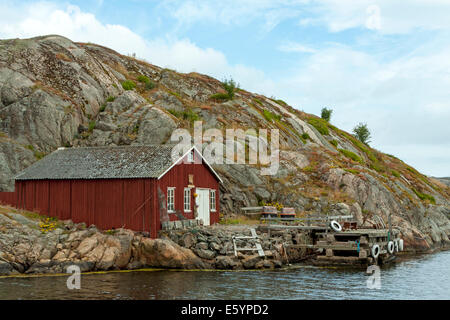 Rosso pesca in legno capanna sulla arcipelago svedese, Skärhamn, Tjörn comune, Bohuslän, Västra Götaland Iän, Svezia. Foto Stock