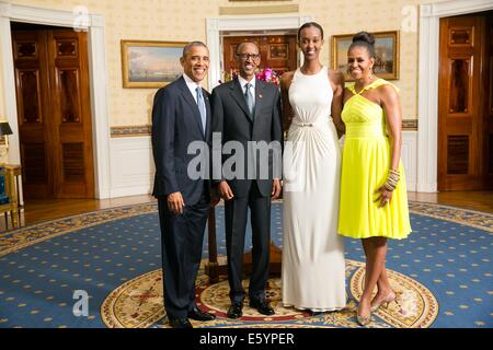 Il Presidente Usa Barack Obama e la First Lady Michelle Obama posano con il Presidente Paul Kagame, Presidente della Repubblica del Ruanda, e sua figlia nella camera blu della casa bianca prima della U.S.-Africa Leaders Summit cena il 5 agosto 2014 a Washington, DC. Foto Stock