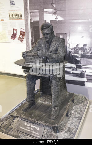 Statua a grandezza naturale di Alan Turing seduti ad un enigma cipher macchina da Stephen bollitore (2007) a Bletchley Park Foto Stock