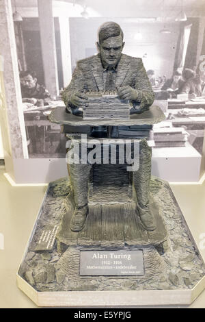 Statua a grandezza naturale di Alan Turing seduti ad un enigma cipher macchina da Stephen bollitore (2007) a Bletchley Park Foto Stock