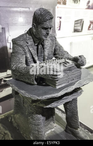 Statua a grandezza naturale di Alan Turing seduti ad un enigma cipher macchina da Stephen bollitore (2007) a Bletchley Park Foto Stock