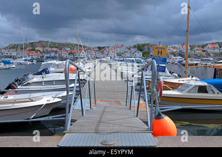 La porta occupata di Skärhamn sotto un cielo minaccioso, Tjörn, Bohuslan, Västra Götalands Iän, Svezia. Foto Stock