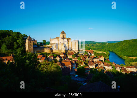 Francia Aquitania Dordogne, Perigord Noir, valle della Dordogna, Castelnaud la Chapelle, fiume Dordogne, il castello di Castelnaud Foto Stock