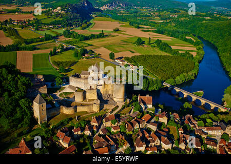 Francia Aquitania Dordogne, Perigord Noir, valle della Dordogna, Castelnaud la Chapelle, fiume Dordogne, il castello di Castelnaud Foto Stock