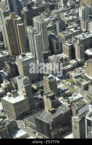 Tetti e yellow cabs dominano la vista aerea di strade di Manhattan, visto dall'Empire State Building. Manhattan, New York Foto Stock