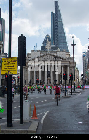 Londra, Regno Unito. Il 9 agosto, 2014. I ciclisti che partecipano alla Corsa prudenziali Londra evento Sabato 9 agosto, London, Regno Unito Credito: doniphane dupriez/Alamy Live News Foto Stock