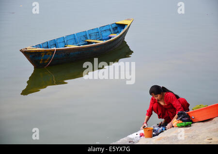 Le donne nepalesi panno lavaggio al Lago Phewa in Annapurna valle di Pokhara in Nepal Foto Stock