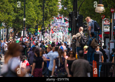 Londra, Regno Unito. Il 9 agosto, 2014. Decine di migliaia di palestinesi e i loro sostenitori marzo lungo London Oxford Street verso l ambasciata degli Stati Uniti e Hyde Park. Credito: Paolo Davey/Alamy Live News Foto Stock