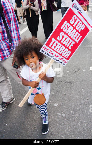 Londra, Regno Unito. Il 9 agosto, 2014. Un bambino porta una targhetta di decine di migliaia di pro-Palestina dimostranti marzo dal quartier generale della BBC a Hyde Park Credit: Paolo Davey/Alamy Live News Foto Stock