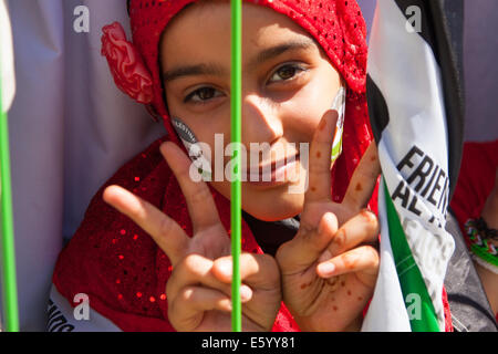 Londra, Regno Unito. Il 9 agosto, 2014. Una ragazza dà un doppio 'V' per il segno di vittoria dopo aver marciato con decine di migliaia di altri palestinesi e i loro sostenitori, dal quartier generale della BBC per un Rally in Hyde Park. Credito: Paolo Davey/Alamy Live News Foto Stock