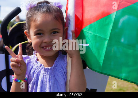 Londra, Regno Unito. Il 9 agosto, 2014. Una bambina dà una 'V' per la vittoria di segno come lei e i suoi genitori insieme fino a 150.000 altri, partecipare alla post-marzo rally in Hyde Park. Credito: Paolo Davey/Alamy Live News Foto Stock