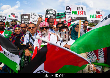 Londra, Regno Unito. Il 9 agosto, 2014. I palestinesi e i loro sostenitori ascoltare discorsi in un rally in Hyde Park a seguito di una mach dal quartier generale della BBC a Londra,tramite l ambasciata degli Stati Uniti, fino a 150.000 persone. Credito: Paolo Davey/Alamy Live News Foto Stock