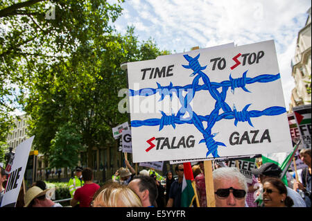 Londra, Regno Unito. Il 9 agosto, 2014. Come il marzo passa l'ambasciata Usa passioni aumentare. Arrestare il 'massacre' nella Striscia di Gaza la protesta. Una manifestazione denominata dalla Palestina Campagna di Solidarietà (PSC). Essi assemblati negli uffici della BBC in Regent Street e hanno marciato all'Ambasciata degli Stati Uniti e a un rally in Hyde Park. Hanno chiamato per 'Israele il bombardamento e l uccisione di fermata e ora per David Cameron a smettere di sostenere israeliano di crimini di guerra". Londra, 09 ago 2014. Credito: Guy Bell/Alamy Live News Foto Stock