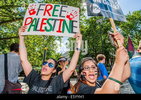 Londra, Regno Unito. Il 9 agosto, 2014. Come il marzo passa l'ambasciata Usa passioni aumentare. Arrestare il 'massacre' nella Striscia di Gaza la protesta. Una manifestazione denominata dalla Palestina Campagna di Solidarietà (PSC). Essi assemblati negli uffici della BBC in Regent Street e hanno marciato all'Ambasciata degli Stati Uniti e a un rally in Hyde Park. Hanno chiamato per 'Israele il bombardamento e l uccisione di fermata e ora per David Cameron a smettere di sostenere israeliano di crimini di guerra". Londra, 09 ago 2014. Credito: Guy Bell/Alamy Live News Foto Stock