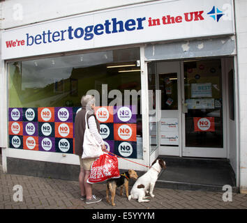 Fai shopping a Castle Street, Inverness, Scozia, Regno Unito. 9 agosto 2014. 'No' meglio insieme uffici scozzesi conto alla rovescia per il voto di Indipendenza. Foto Stock