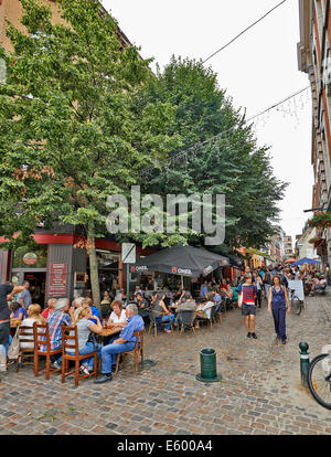 Bruxelles, Belgio - 27 luglio 2014: Persone bere, mangiare e parlare sulla terrazza di un caffè nella vecchia area di mercato di Bruxelles. Foto Stock