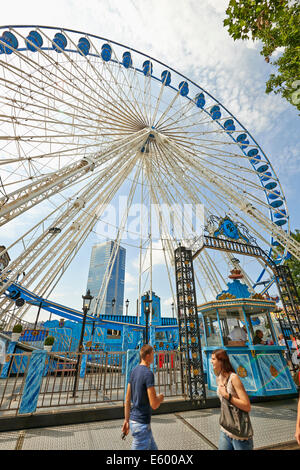 Bruxelles, Belgio - 27 luglio 2014: La grande fiera del divertimento da Bruxelles si svolge ogni anno nel mese di luglio. La ruota panoramica Ferris è uno dei i Foto Stock