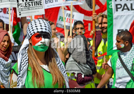 Londra, Regno Unito. Il 9 agosto, 2014. Decine di migliaia di marzo dalla BBC Broadcasting House a Hyde Park, attraverso l'Ambasciata Americana, per protestare contro Israele continua azione nella Striscia di Gaza. Foto Stock