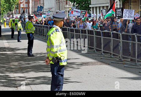 Londra, Regno Unito. Il 9 agosto, 2014. Decine di migliaia di marzo dalla BBC Broadcasting House a Hyde Park, attraverso l'Ambasciata Americana, per protestare contro Israele continua azione nella Striscia di Gaza. Pesante presenza di polizia al di fuori dell'Ambasciata statunitense Foto Stock