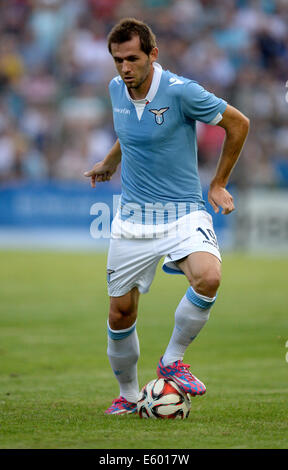 Lubecca, Germania. 08 Ago, 2014. Roma Senad Lulic in azione durante il soccer test match tra Hamburger SV e S.S. Lazio Roma a Stadium dell'Lohmuehle a Lubecca, Germania, 08 agosto 2014. Foto: Daniel Reinhardt/dpa/Alamy Live News Foto Stock