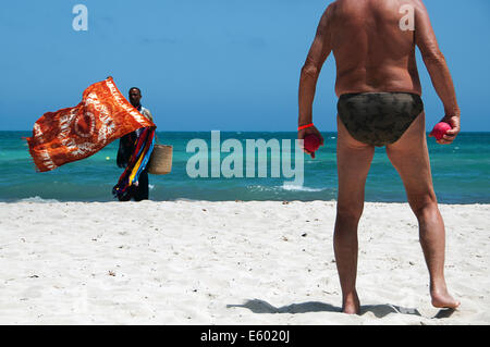 Africa, Nord Africa, il Maghreb, sud della Tunisia, Governorat di Medenine. Isola di Djerba. Tourist presso la spiaggia di Sidi Mehres. Foto Stock