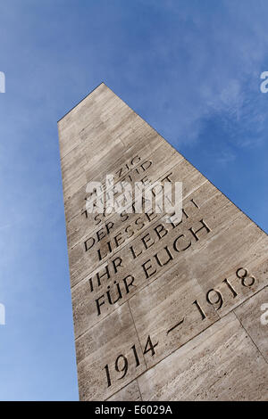 Amburgo, Germania - 28 settembre 2011: monumento per i morti della Prima Guerra Mondiale sulla piazza del municipio di Amburgo, Germania su S Foto Stock