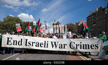 Edimburgo, Scozia, Regno Unito. Il 9 agosto, 2014. I tifosi scozzesi dei diritti palestinesi ha preso parte in un rally al Mound e marzo lungo Princes Street di Edimburgo come parte di una Una giornata di protesta da parte di boicottaggio, cessione e sanzioni (BDS) movimento per evidenziare la situazione a Gaza e in Palestina. Essi hanno anche avuto un sedersi in Princes Street per due minuti di silenzio per ricordare i morti. Foto Stock