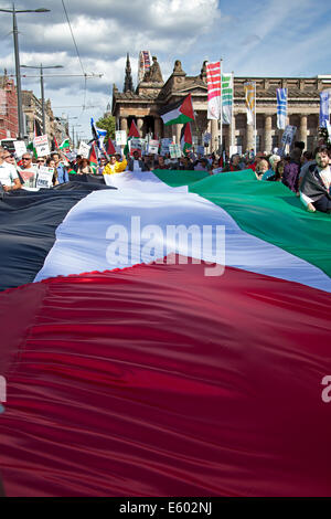 Edimburgo, Scozia, Regno Unito. Il 9 agosto, 2014. I tifosi scozzesi dei diritti palestinesi ha preso parte in un rally al Mound e marzo lungo Princes Street di Edimburgo come parte di una Una giornata di protesta da parte di boicottaggio, cessione e sanzioni (BDS) movimento per evidenziare la situazione a Gaza e in Palestina. Essi hanno anche avuto un sedersi in Princes Street per due minuti di silenzio per ricordare i morti. Foto Stock