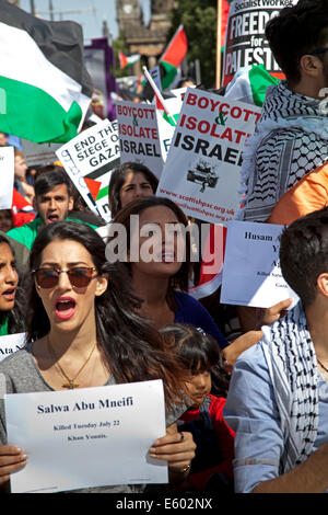 Edimburgo, Scozia, Regno Unito. Il 9 agosto, 2014. I tifosi scozzesi dei diritti palestinesi ha preso parte in un rally al Mound e marzo lungo Princes Street di Edimburgo come parte di una Una giornata di protesta da parte di boicottaggio, cessione e sanzioni (BDS) movimento per evidenziare la situazione a Gaza e in Palestina. Essi hanno anche avuto un sedersi in Princes Street per due minuti di silenzio per ricordare i morti. Foto Stock