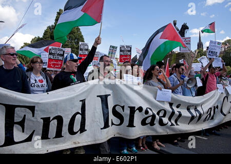 Edimburgo, Scozia, Regno Unito. Il 9 agosto, 2014. I tifosi scozzesi dei diritti palestinesi ha preso parte in un rally al Mound e marzo lungo Princes Street di Edimburgo come parte di una Una giornata di protesta da parte di boicottaggio, cessione e sanzioni (BDS) movimento per evidenziare la situazione a Gaza e in Palestina. Essi hanno anche avuto un sedersi in Princes Street per due minuti di silenzio per ricordare i morti. Foto Stock