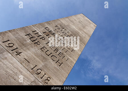 Amburgo, Germania - 28 settembre 2011: monumento per i morti della Prima Guerra Mondiale sulla piazza del municipio di Amburgo, Germania su S Foto Stock