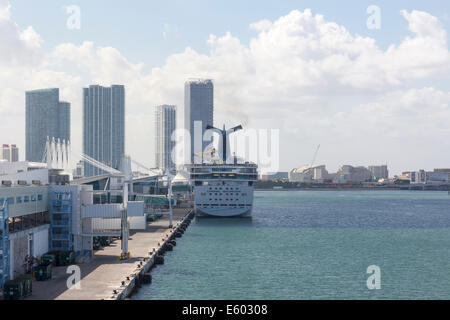 Nave da crociera Carnival immaginazione al terminal delle navi da crociera di Miami, FL, Stati Uniti d'America nel 2012. Foto Stock