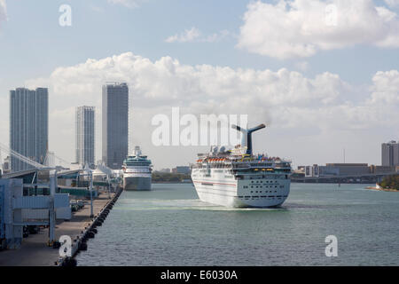 Nave da crociera Carnival immaginazione al terminal delle navi da crociera di Miami, FL, Stati Uniti d'America nel 2012. Foto Stock