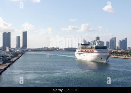 Royal Caribbean Cruise liner di lasciare il terminal crociere di Miami, FL, Stati Uniti d'America nel marzo 2012. Foto Stock