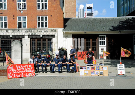 Vigili del fuoco impressionanti sulla linea del picket fuori dalla stazione dei vigili del fuoco Euston Road Central London, England Britain UK Sabato 9 agosto 2014 Foto Stock