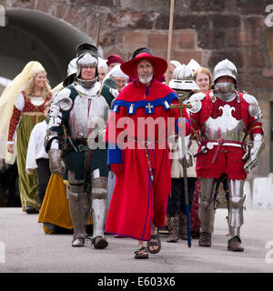 Fort George, Ardesier, Invernesshire, UK 9 Ago, 2014. Sfilata di re-enactors a Scottish Homecoming evento. Celebrazione dei secoli a Fort George con storia vivente nei campi che delinea i principali periodi in Scozia il passato. Accampamenti storici includono Picts, Giacobiti e soldati attraverso i secoli. Foto Stock