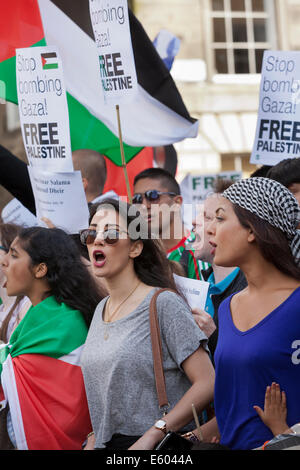 Pro dimostranti palestinesi marzo attraverso la città di Edimburgo, Scozia, Regno Unito. 9 agosto 2014 Foto Stock