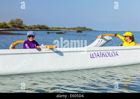 Le donne dalla canoa outrigger presso Anaehoomalu Bay in Waikoloa sulla Big Island delle Hawaii prima della pratica Foto Stock